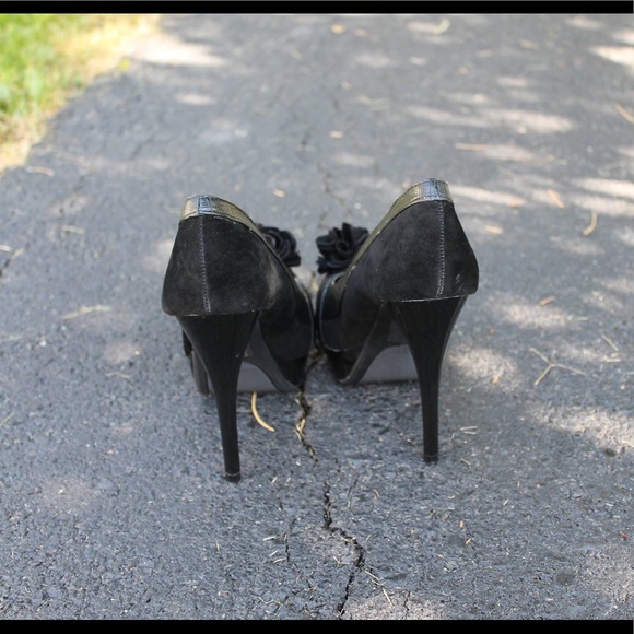 Size 9 women’s heals - Picture 4 of 4